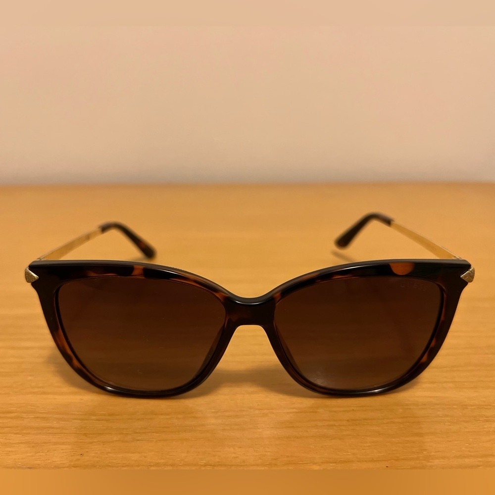 GUESS Tortoise Shell Sunglasses GU7533/52F